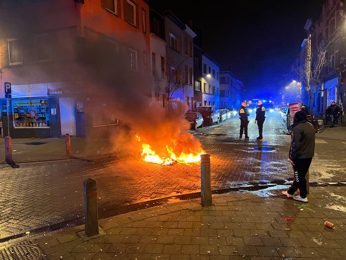 La veille du Nouvel An, les pompiers de la Koxplein à Borgerhout ont été attaqués avec des feux d'artifice alors qu'ils éteignaient une moto en feu. Des forces de l'ordre ont dû se rendre sur place pour protéger les pompiers pendant l'extinction.