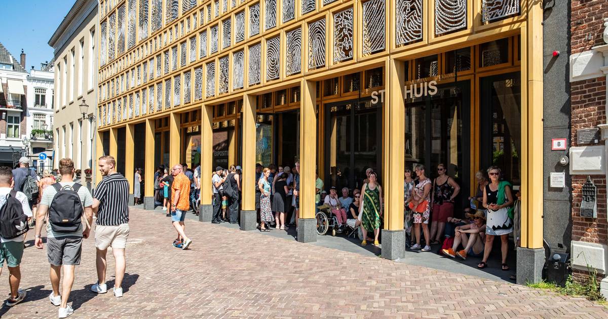 Deventer Op Stelten Street Theater Acts: Weather Returns to Normal? – Hear from Loyal Visitors! [Video Included]