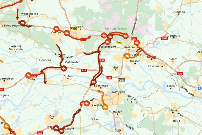 Op de A50 Arnhem richting Oss is meer dan een uur vertraging.