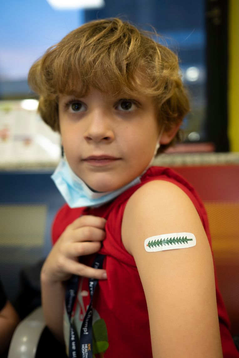 De New Yorkse Rosser Duryea (6) toont trots de pleister die hij na de vaccinatie heeft gekregen.  Beeld Chantal Heijnen