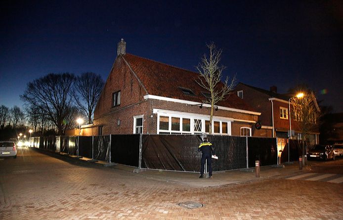 Het clubhuis van No Surrender in de Gravenstraat in Clinge is afgezet met hekken en schermen.