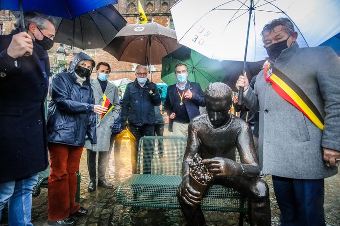 Prins Laurent onthult beeld van frietetende man op de Markt te Brugge