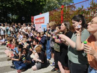 Leerlingen Heilig Hartschool blazen bellen voor rookvrije schoolomgeving: “Zien liever zeepbellen dan sigarettenrook”

