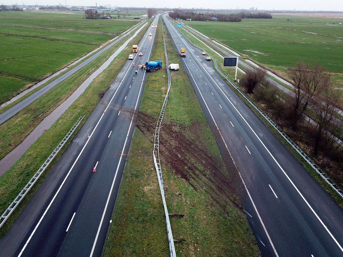 Dronefoto van de A7 waar beide richtingen volledig zijn afgesloten, tussen Leek en Hoogkerk (Groningen), na een botsing tussen een betonwagen en een bestelbusje.