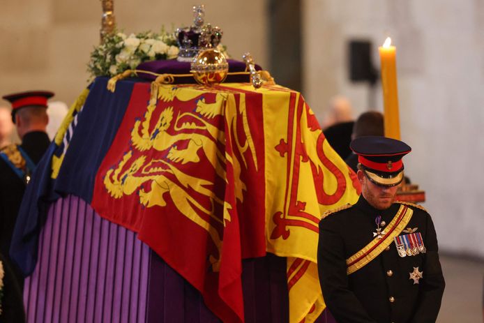 Les deux princes de part et d’autre du cercueil de la défunte reine Elizabeth II