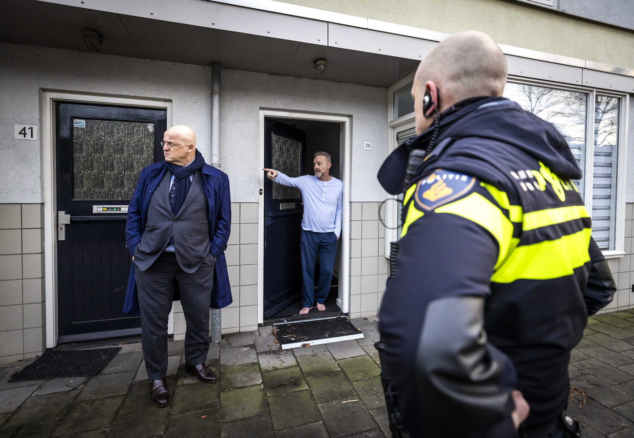 Een Bossche politieagent wandelt met minister Grapperhaus door de Graafsewijk.