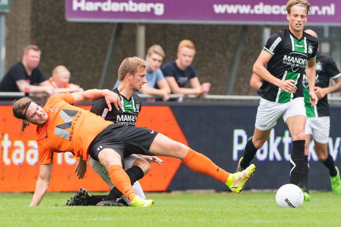 Voor Jari Oosterwijk was de rentree in de tweede divisie vooral een kwestie van zwoegen en buffelen, zoals met verdediger Robert van Koesveld.