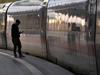 Duitse machinist laat per ongeluk afgekoppeld deel van volle trein achter op station