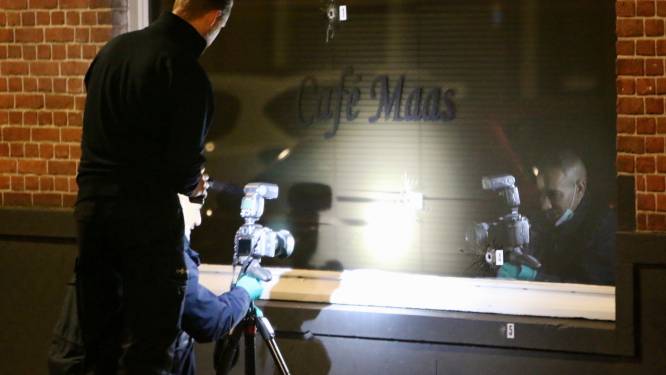 Café-eigenaar in Rivierenbuurt doet zaak zelf dicht na kogelregen: ‘Meerdere motieven zijn mogelijk’