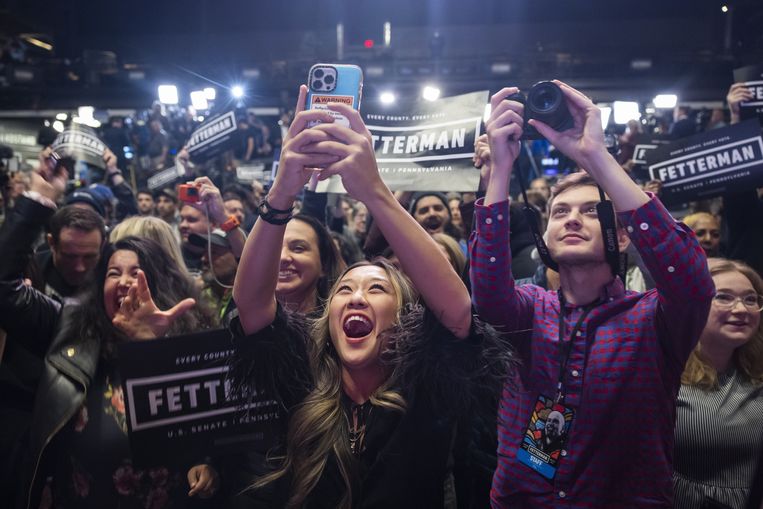 Aanhangers van Democraat John Fetterman, die de strijd om de senaatszetel in Pennsylvania lijkt te hebben gewonnen. Beeld ANP / EPA
