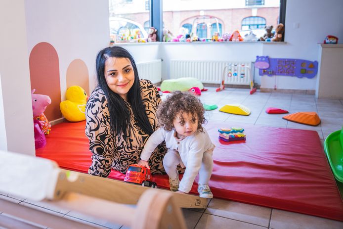 Patricia Turtakova opent een kinderopvang in Drongen, met dochtertje Norah (2)