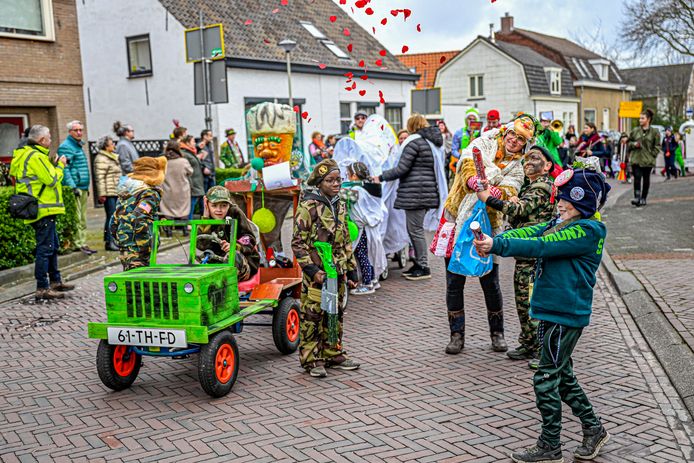 De optocht trekt door de straten van Heerle.