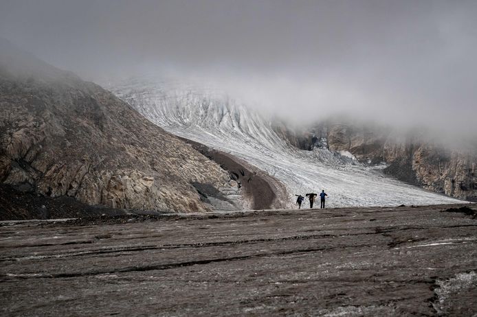 Immagine delle misurazioni dei ghiacciai in Svizzera all'inizio di questo mese.  Una squadra sul ghiacciaio del Gries.