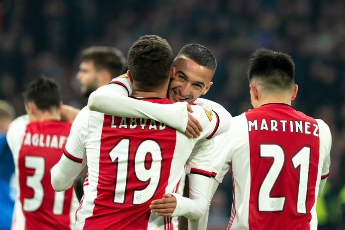 Hakim Ziyech omhelst Zakaria Labyad.