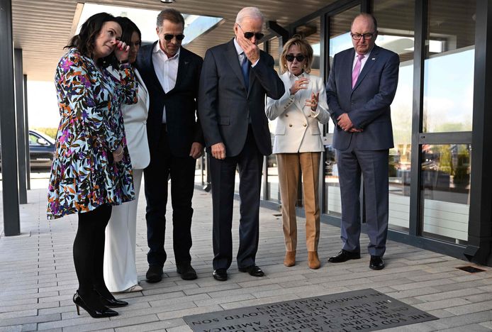 Van links naar rechts: Laurita Blewitt, een nicht van Joe Biden; Martina Jennings, CEO van de Mayo Roscommon Hospice Foundation; Hunter Biden; Joe Biden; Mike Smith, voorzitter van de Mayo Roscommon Hospice Foundation en Valerie Biden Owens, de zus van de president.