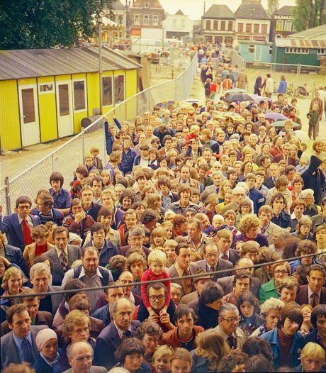 Wie stonden er in de rij voor het nieuwe, oude Speelhuis in Helmond in 1977?