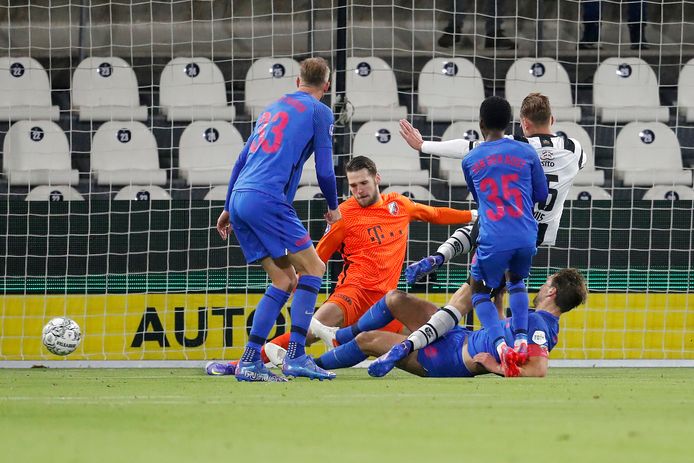 Kaj Sierhuis schiet de 1-0 achter Fabian de Keijzer.