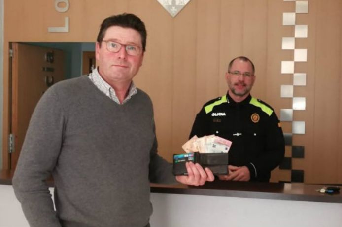 De Belg kon zijn portefeuille én 1.000 euro gewoon ophalen bij de lokale politie in Amposta.