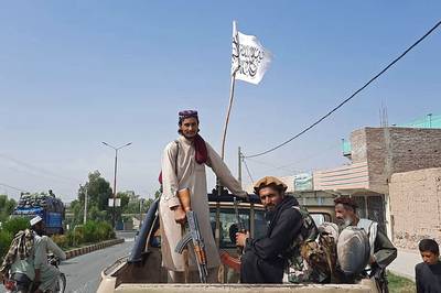 Les talibans paradent autour d'hélicoptères américains de l'armée afghane