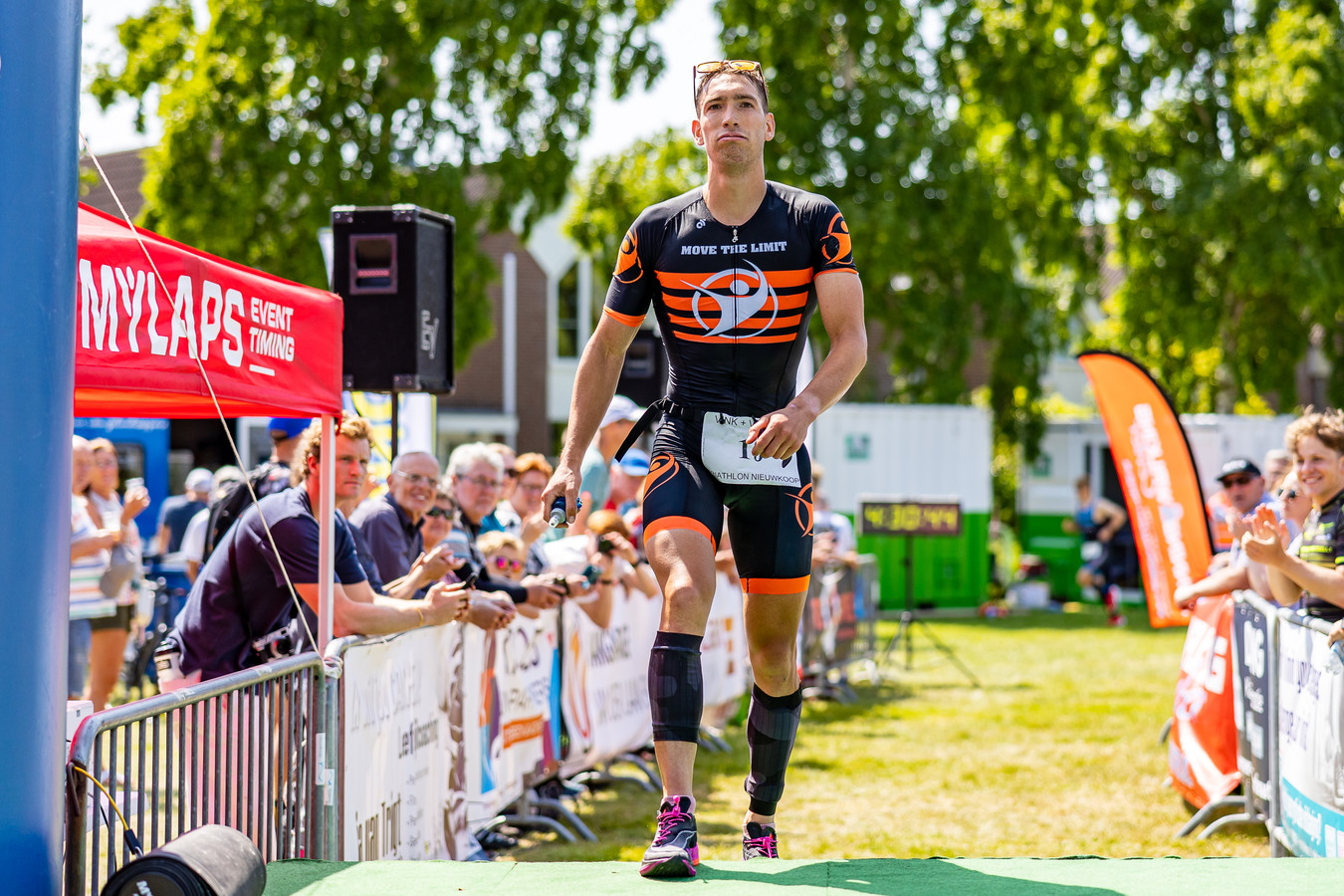 Triatleten duiken in Oud Gastel al vroeg de Roosendaalse Vliet in