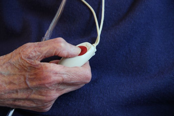 Honderden Avoord-cliënten maken gebruik van personenalarmering: zij beschikken over een noodknop waarmee ze snel hulp op kunnen roepen als dat nodig is.