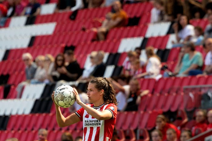 M Melanie Bross gooit in voor PSV. De linksback genoot zondagmiddag van de aanwezigheid van publiek in het Philips Stadion. ,,Een geweldige ambiance."