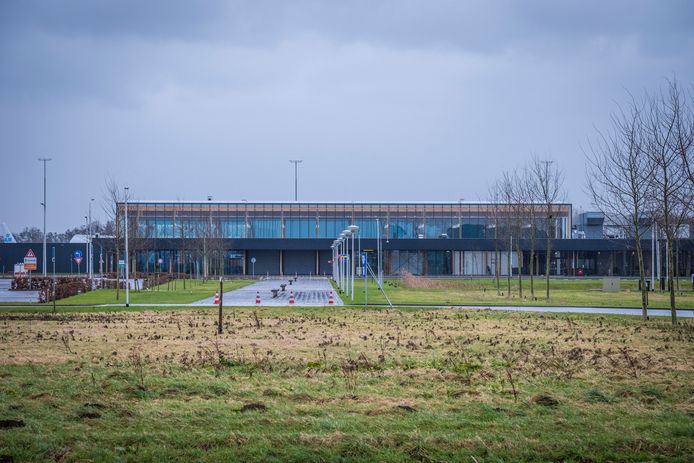 De nieuwe terminal van Lelystad Airport gezien vanaf de parkeerplaats.