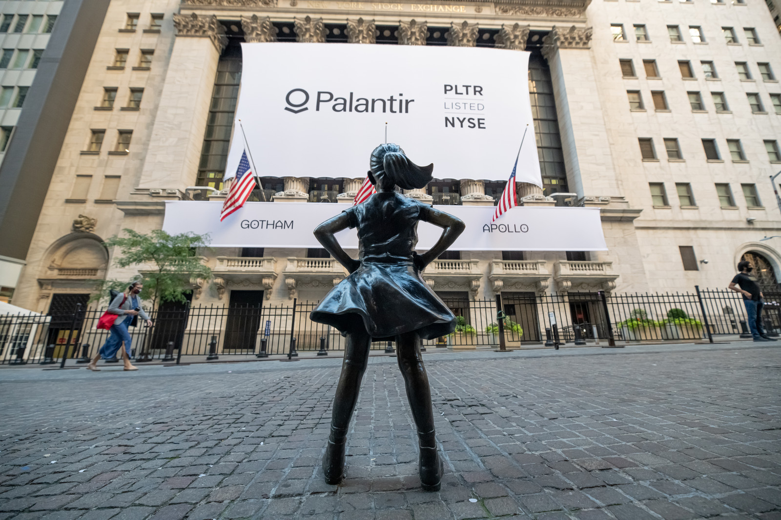 Het beeld ‘Fearless Girl’ van Kristen Visbal op het plein bij de New York Stock Exchange.  Beeld Getty Images