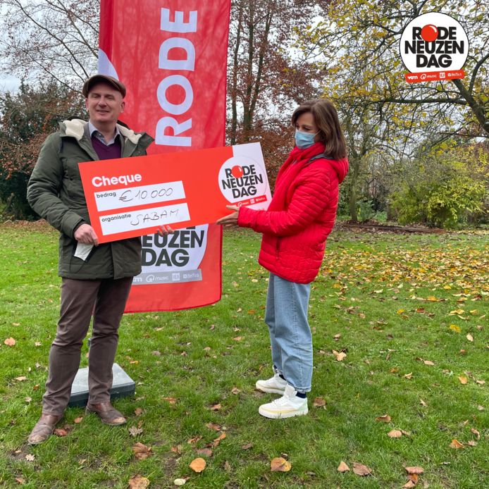 Zwalm: Birgit Van Mol neemt een cheque van 10.000 euro in ontvangst van auteursvereniging Sabam.