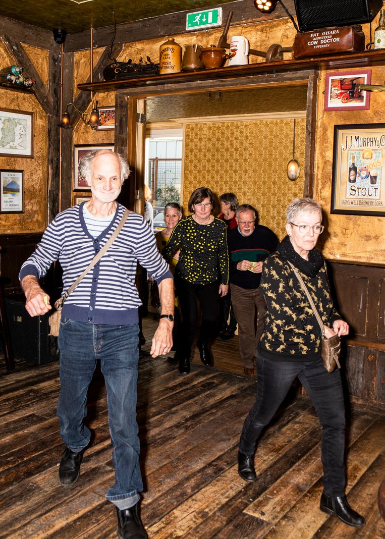 Om half 3 begint de talkshow, maar al ruim voor 1 uur staat er een lange rij voor café Ons Thuis in Terheijden.  Beeld Hilde Harshagen