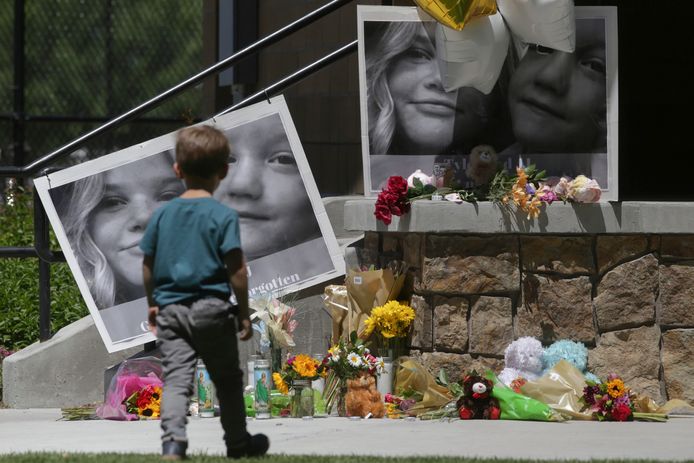 Un ragazzo al Memoriale dei bambini assassinati a Rexburg, Idaho.