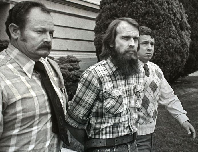 Ron Lafferty wordt naar de rechtbank geleid bij de start van z'n proces op 25 april 1985.