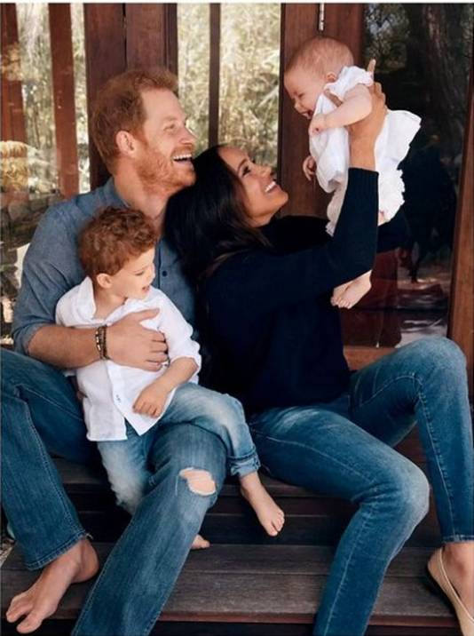 Harry en Meghan met hun twee kinderen.