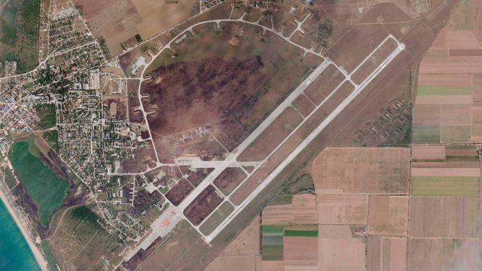 De satellietbeelden van het Russisch vliegveld op de Krim, gemaakt na de explosie op dinsdag.