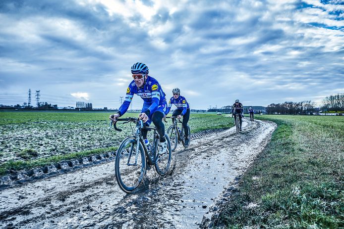Gilbert, Lampaert, Stybar en Declercq verkennen eind januari de kinderkopjes van Parijs-Roubaix. “Het was ijskoud, maar toch hebben ze alle kasseistroken gedaan”, zegt Eggers. “Op zo’n moment besef je pas hoeveel toewijding en gedrevenheid die mannen hebben. Niks wordt aan het toeval overgelaten.”