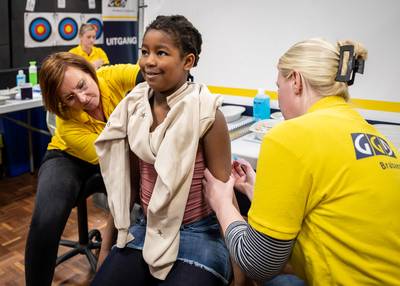 Vaste groep ouders komt met kind BMR-prik halen: 'Kleine moeite voor een goede bescherming’