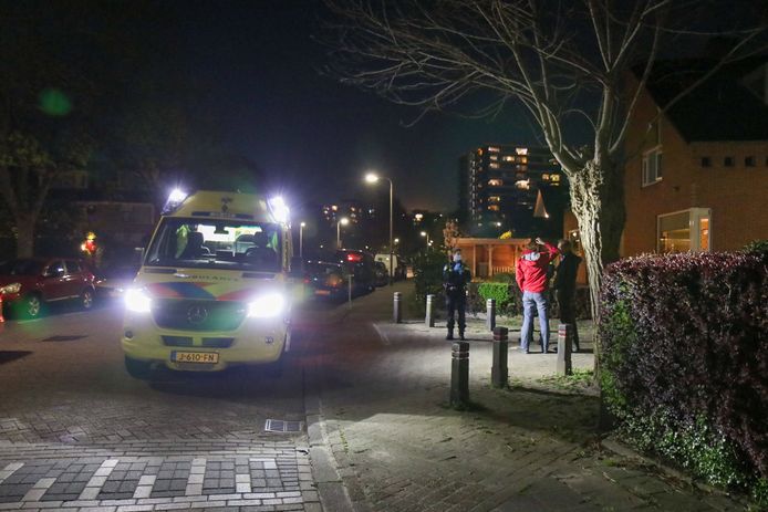 Dinsdagavond is een 18-jarige man in zijn been gestoken bij een steekincident aan de Leklaan in Ridderkerk.