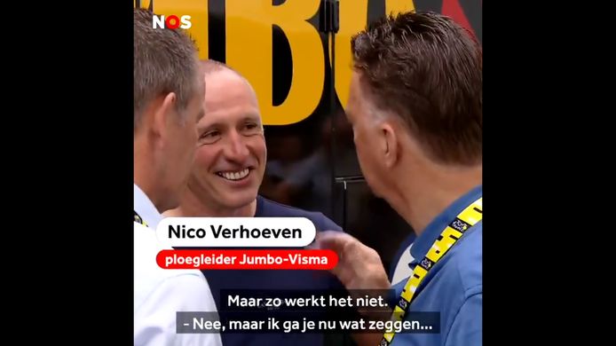 Louis van Gaal geeft spurtles aan Nico Verhoeven, ploegleider bij Jumbo-Visma.