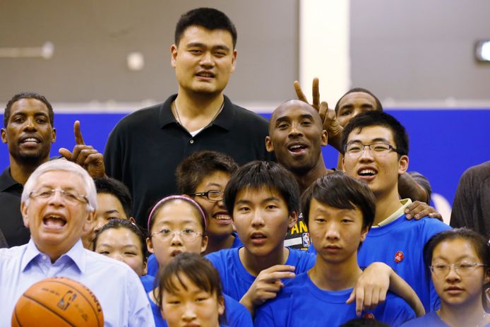 Yao Ming op archiefbeeld. Verder herkent u ook voormalig LA Lakers-vedette Kobe Bryant.