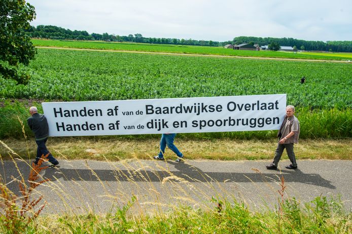 Eerder protest, bijna een jaar geleden, tegen de plannen om een deel van de spoordijk in de Baardwijkse Overlaat af te graven.