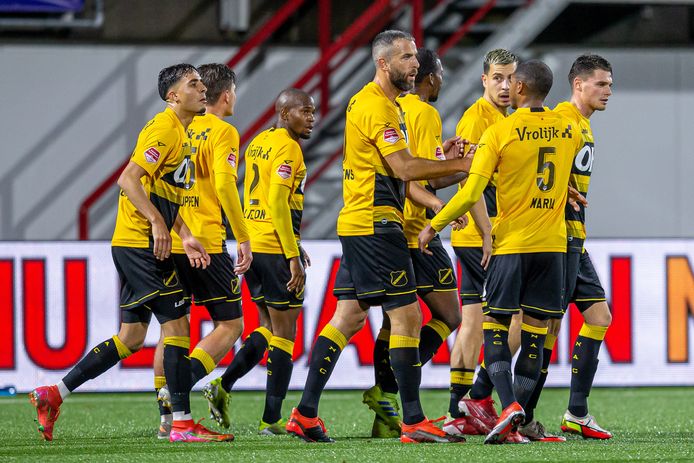 Ralf Seuntjens wordt gefeliciteerd na zijn goal tegen TOP Oss.