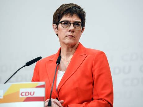 Opvolger Merkel geeft partijvoorzitterschap op en is niet meer in de race voor bondskanselierschap
