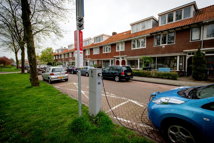 Opladen van veel elektrische auto's tegelijkertijd kan alleen als het vermogen omlaag gaat.