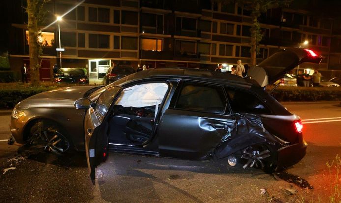 De Audi raakte van de weg en botste tegen een boom aan de Gestelseweg in Den Bosch.