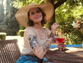 Dina Tersago liet mooi eerbetoon tatoeëren: “Drie bloemetjes voor mijn 2 zonen en het kindje dat ik verloor”