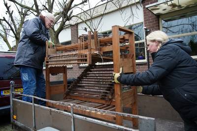 Unieke oefenklavier in toren van Nijkerk gehesen: ‘Je vraagt je af hoe ze dat met zware klokken dede