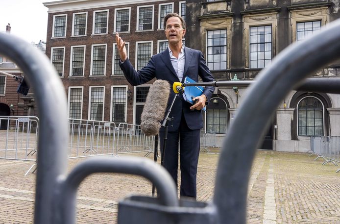 Mark Rutte (VVD) staat de pers te woord op het Binnenhof.