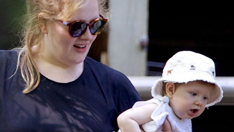 Adele met haar zoontje Angelo, in juni in New York Beeld bruno