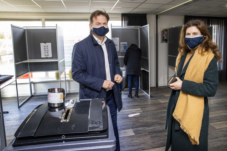 CDA-raadslid Ayfer Koç (rechts) brengt samen met echtgenoot en Kamerlid Pieter Omtzigt haar stem uit voor de Tweede Kamerverkiezingen. Beeld ANP