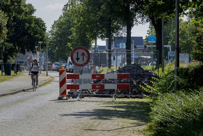 In opdracht van de gemeente Eindhoven is maandag 19 juli begonnen met de herinrichting van het zuidelijk deel van de Alberdingk Thijmlaan en de ventwegen van de Boutenslaan.